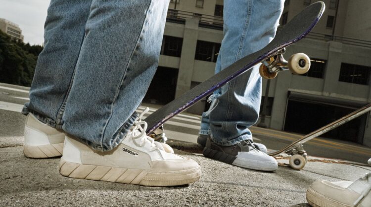 Off-White Rehberi: Marka Hikayesi, Popüler Modeller ve Orijinal Nereden Alınır