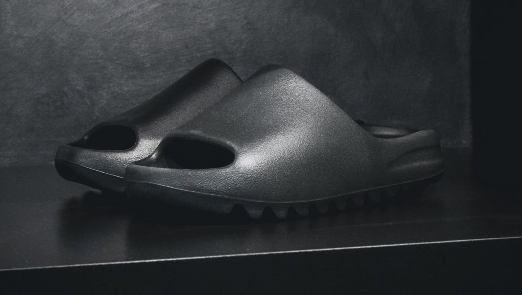 Yaz sandalet rehberi Birkenstock Crocs Yeezy Slide UGG