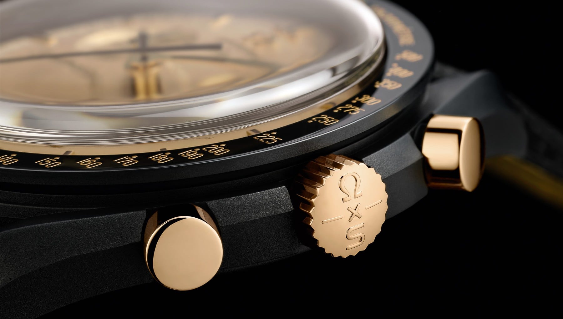 MoonSwatch 1969 18 ayar Moonshine Gold kurma kolu ve kronograf butonları