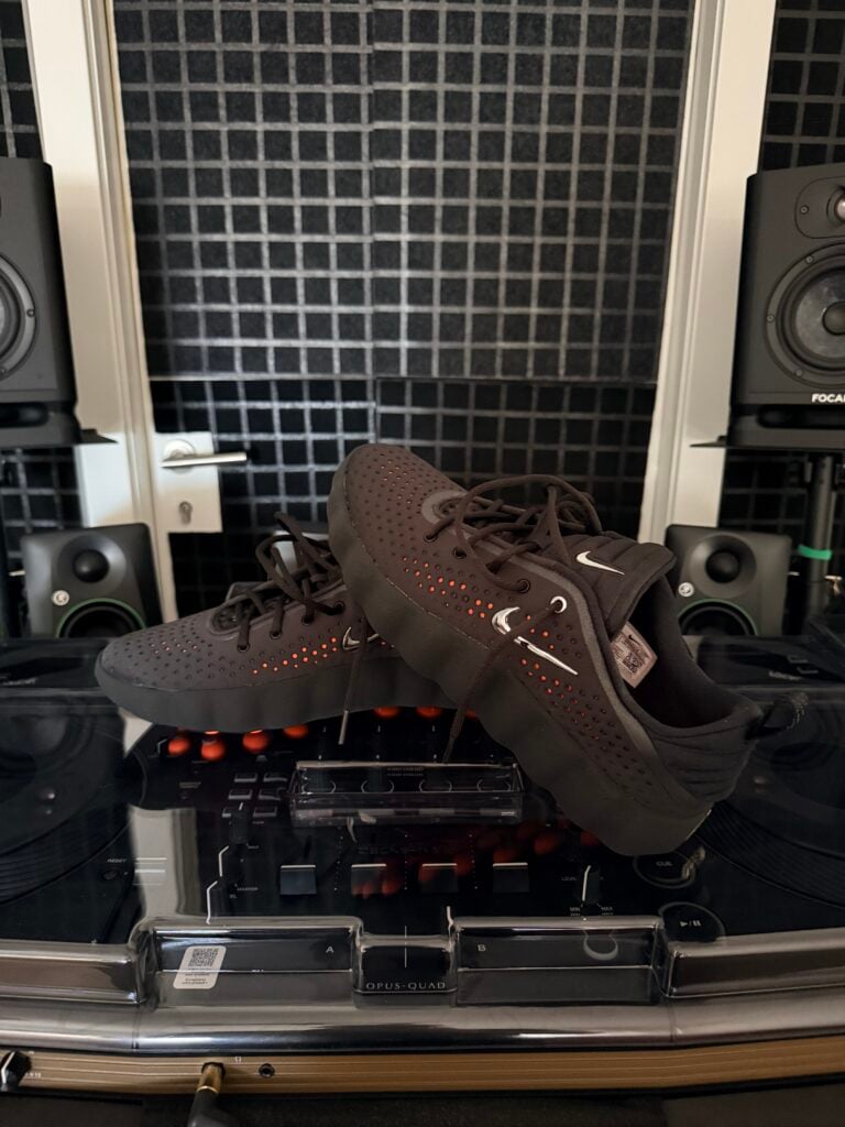 Müşteri fotoğrafı — Nike Mind 002 Black Hyper Crimson