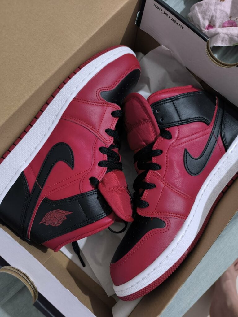 Müşteri fotoğrafı: Nike Air Jordan 1 Mid Reverse Bred (2021) (GS)