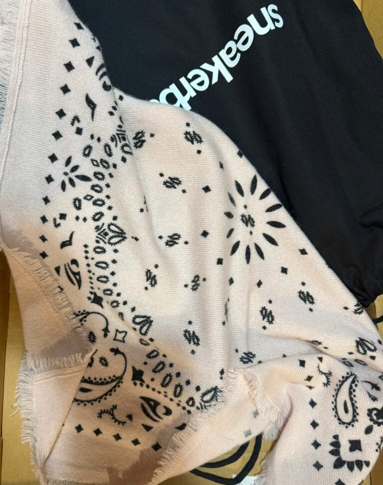 Müşteri fotoğrafı: Kujten Small Cashmere Bandana Hachi Skin
